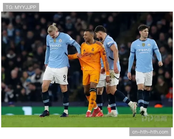 场边镜头：两位主帅因一次界外球判罚发生短暂争执